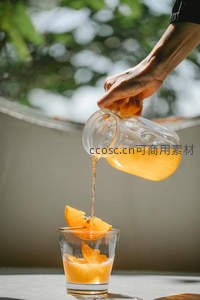 倾倒橙汁的动感瞬间与果香四溢