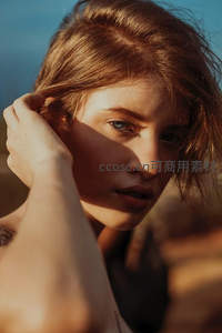 阳光下的温柔侧颜