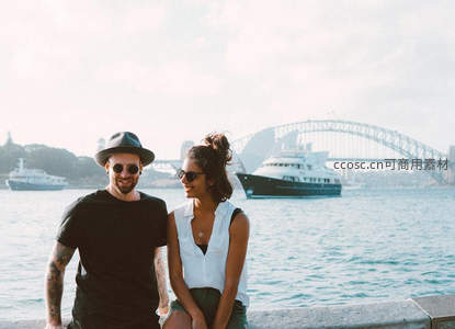 悉尼港畔的情侣剪影