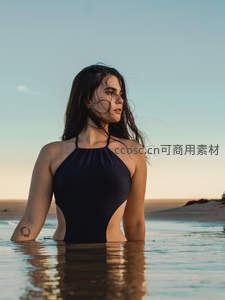 海边夕阳下的女子，静谧而优雅