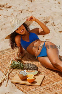 沙滩比基尼美女，热带水果相伴度假