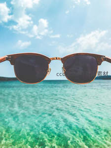 木质墨镜下的碧海蓝天度假视角