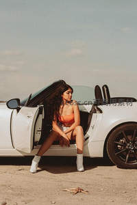 敞篷车旁美女，沙漠公路自由行