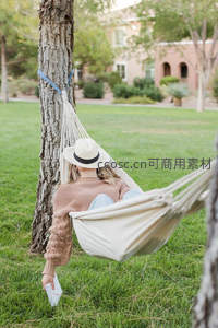 树荫吊床女子阅读享受宁静
