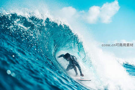 冲浪者在蔚蓝巨浪中穿梭驰骋