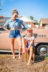 母女复古车旁的温馨时刻