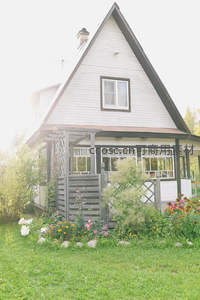 花园小屋沐浴晨光