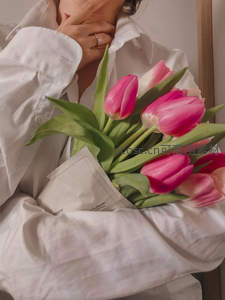 怀抱郁金香花束的温柔时刻