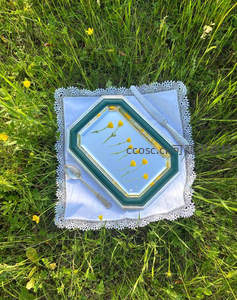 绿草地上精致托盘与小黄花的静谧时光