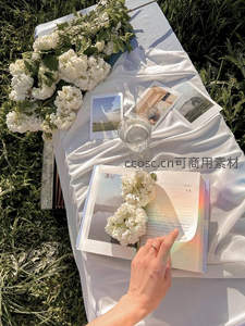 白花相伴书页翻动的午后阅读时光