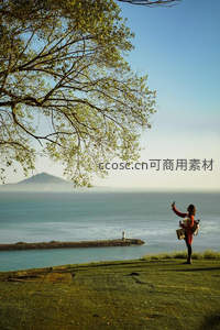 海边悬崖上红衣女子自拍远眺山海