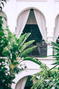 绿意盎然中的摩洛哥风格拱窗建筑