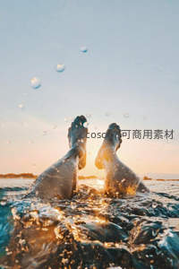 夕阳下水中双脚溅起水花瞬间
