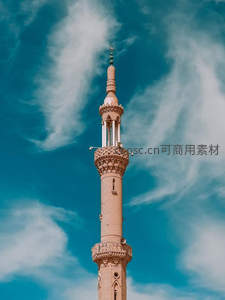 高耸清真寺宣礼塔直指蓝天白云