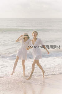 海边嬉戏的闺蜜，白裙踏浪笑声飞扬