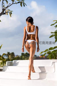 白衣女子背影登白色阶梯