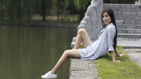 湖畔石阶上的优雅女子