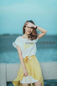 少女海边遮阳微笑惬意时光