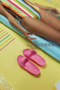 彩色条纹泳衣搭配粉色拖鞋夏日躺平