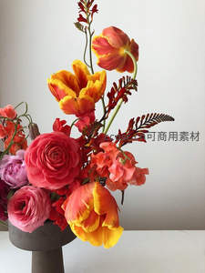 绚丽郁金香与玫瑰绽放花瓶