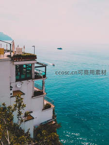 悬崖白屋俯瞰碧海风光