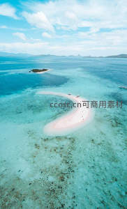 航拍心形沙洲，清澈海水环绕