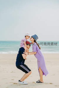 幸福一家三口海边亲密互动