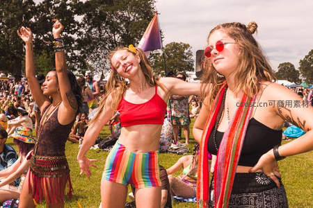 草地上的音乐节女孩，彩色服饰随风舞动