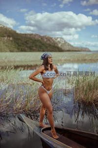 湖中独木舟上的女子，远山如画云影倒映