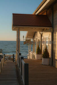 海边木屋咖啡馆夕阳静谧