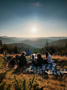 山顶日落下的野餐聚会