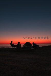 海边日落时分的剪影露营