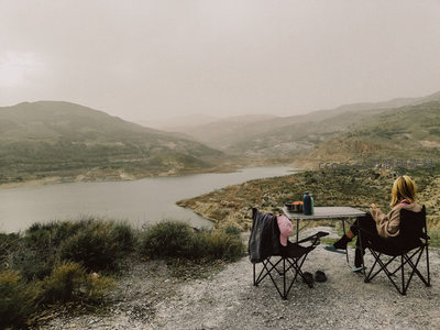 山巅湖畔，一人独享宁静露营时光