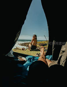 帐篷内视角看海边伴侣