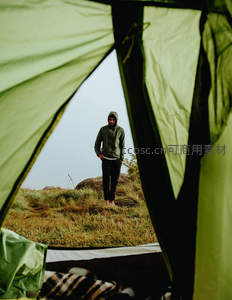 绿帐外男子眺望草原