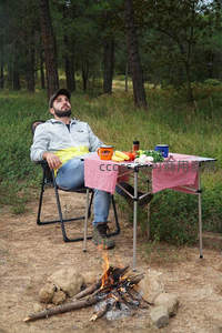 林间篝火旁悠闲野餐