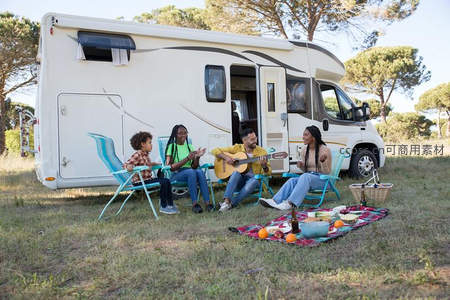 房车前家庭野餐欢乐聚会