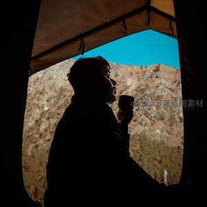 帐篷内剪影品茗远眺山景