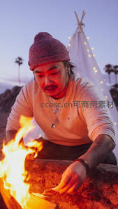 专注添柴的男人与篝火