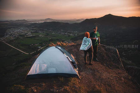 山顶帐篷俯瞰日落山谷风光