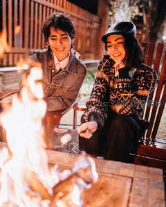 木椅上情侣烤棉花糖享暖意