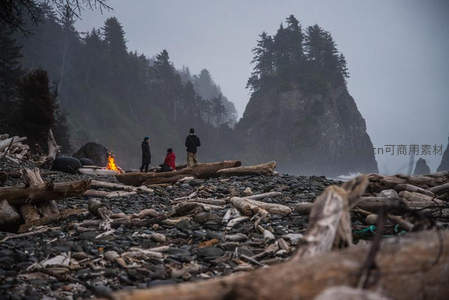 雾中海岸篝火旁的静谧时光