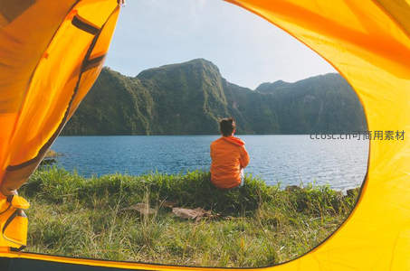帐篷内眺望湖光山色的宁静