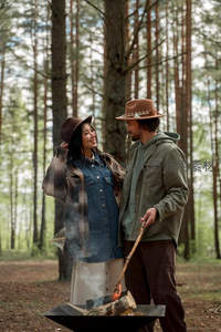 林间篝火旁的情侣甜蜜互动