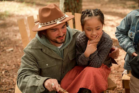 父亲怀抱女儿共度林间时光