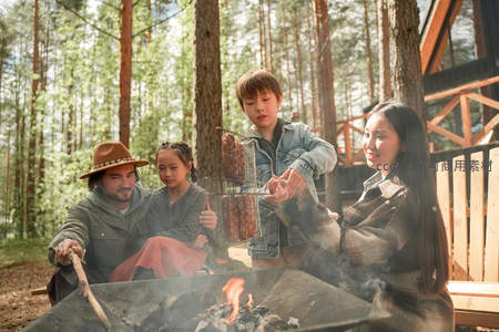 全家森林木屋前围炉烧烤共享天伦之乐