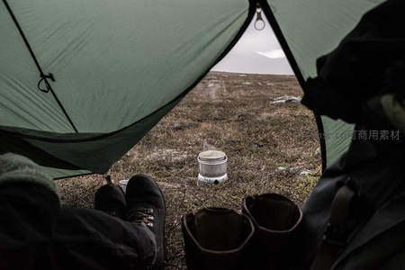 帐篷内视角看户外便携炉煮食的宁静时光