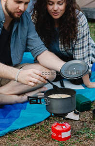 情侣户外野炊，便携炉灶煮食温馨时刻