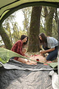 森林帐篷内好友共享野餐时光