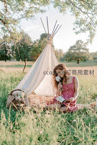 草地上少女伴书阅读花香